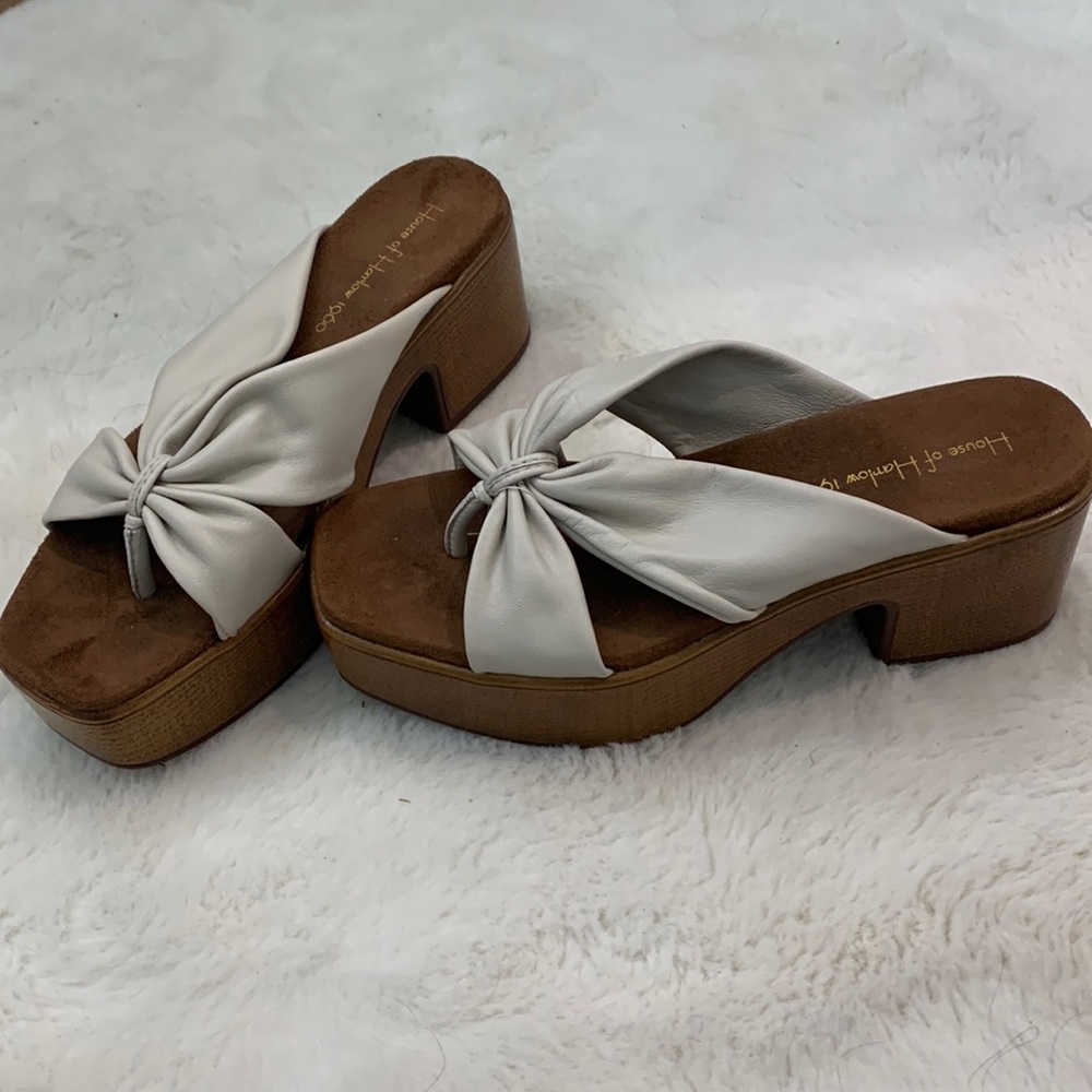 House if Harlow 1960 Neutral leather Sandal with a 2in heel! NWT. size 9. Rb